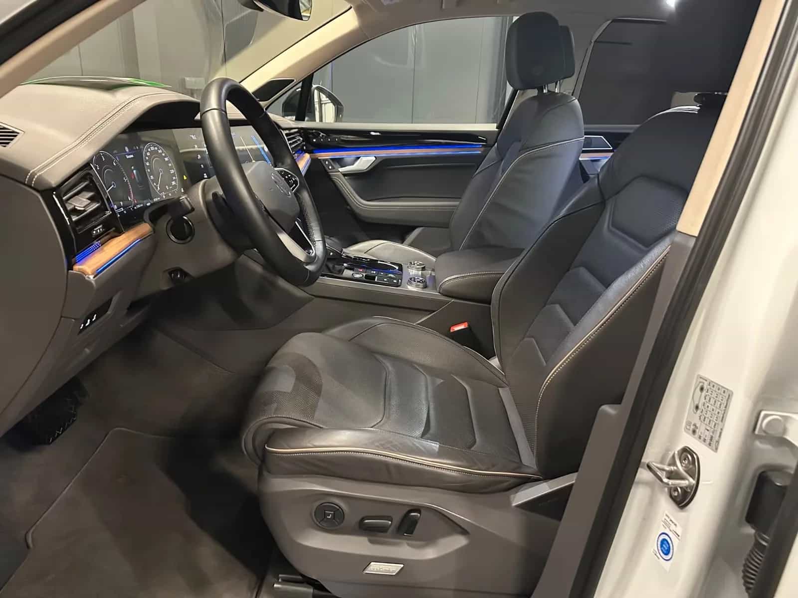 Volkswagen Touareg 09/2022-photo-13