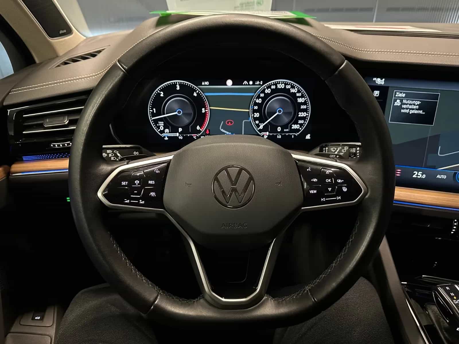 Volkswagen Touareg 09/2022-photo-16