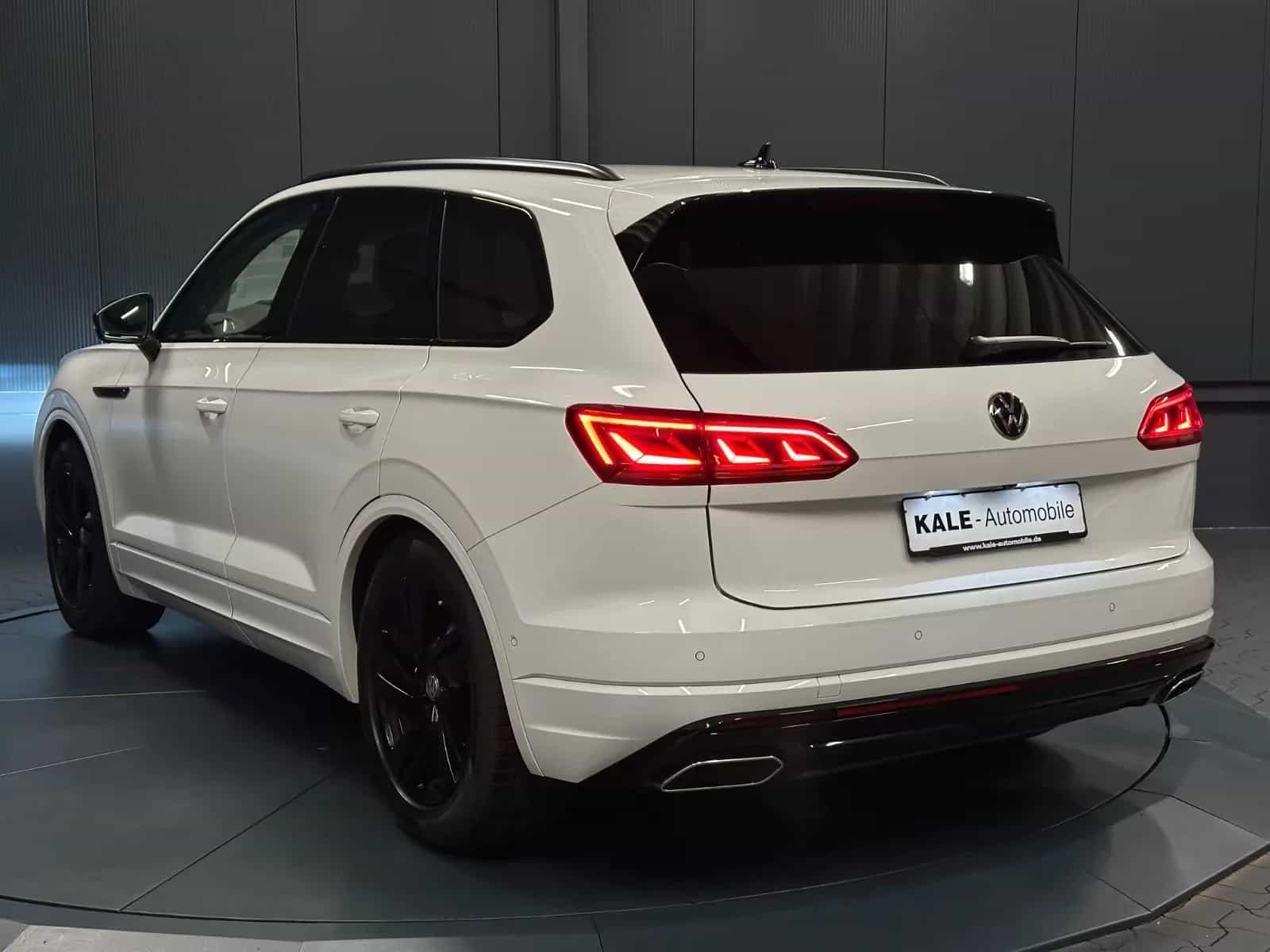 Volkswagen Touareg 09/2022-photo-2