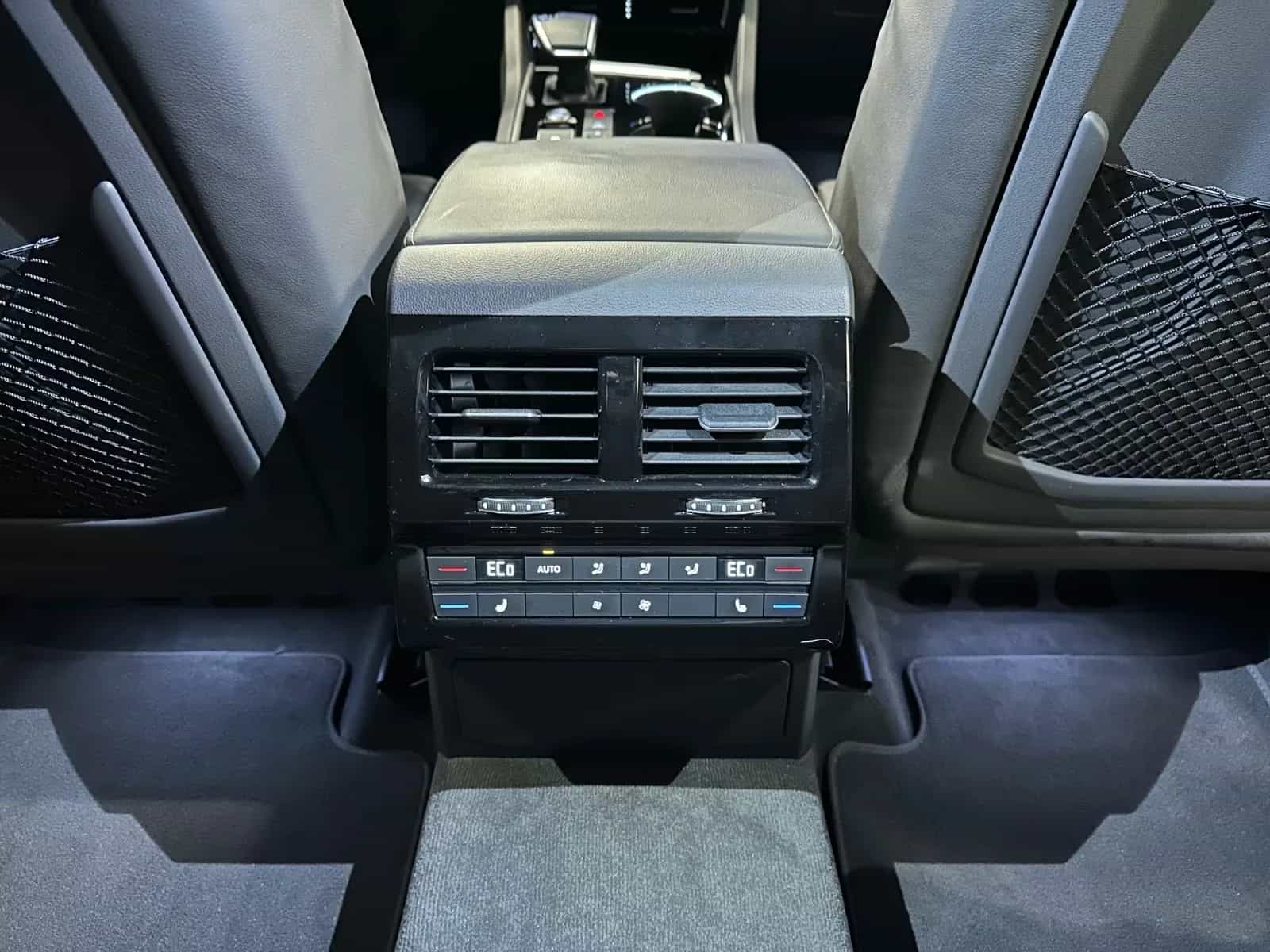 Volkswagen Touareg 09/2022-photo-31