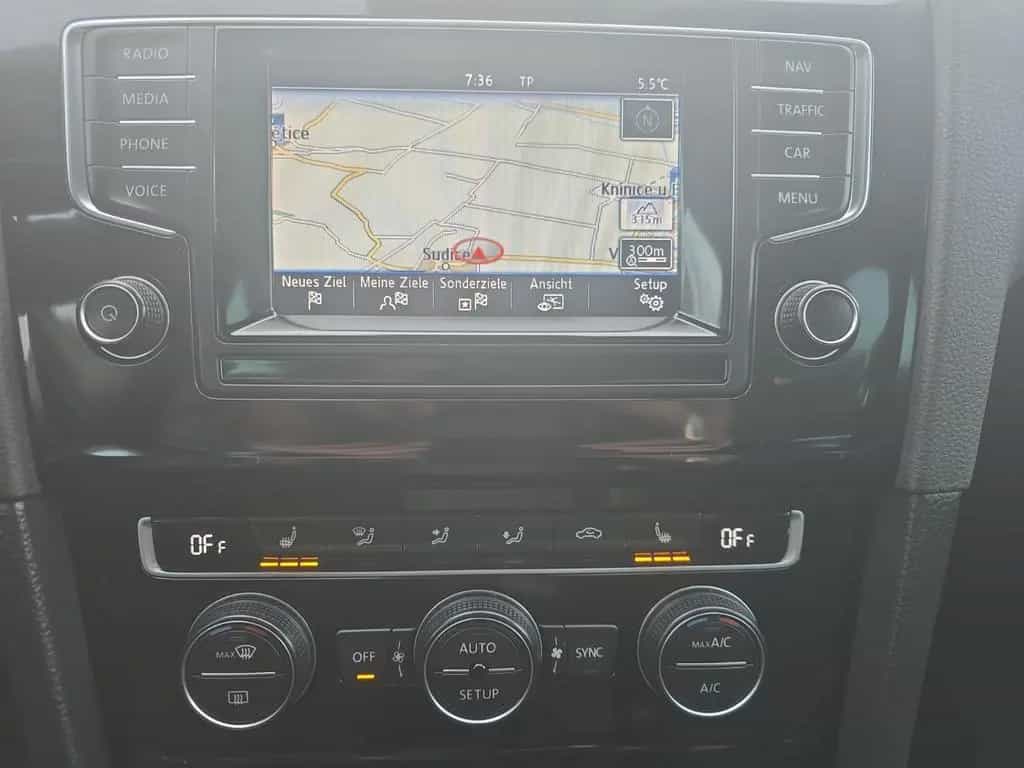 Volkswagen Golf VII Highline BMT NAVi PDC XENON 10/2013-photo-27