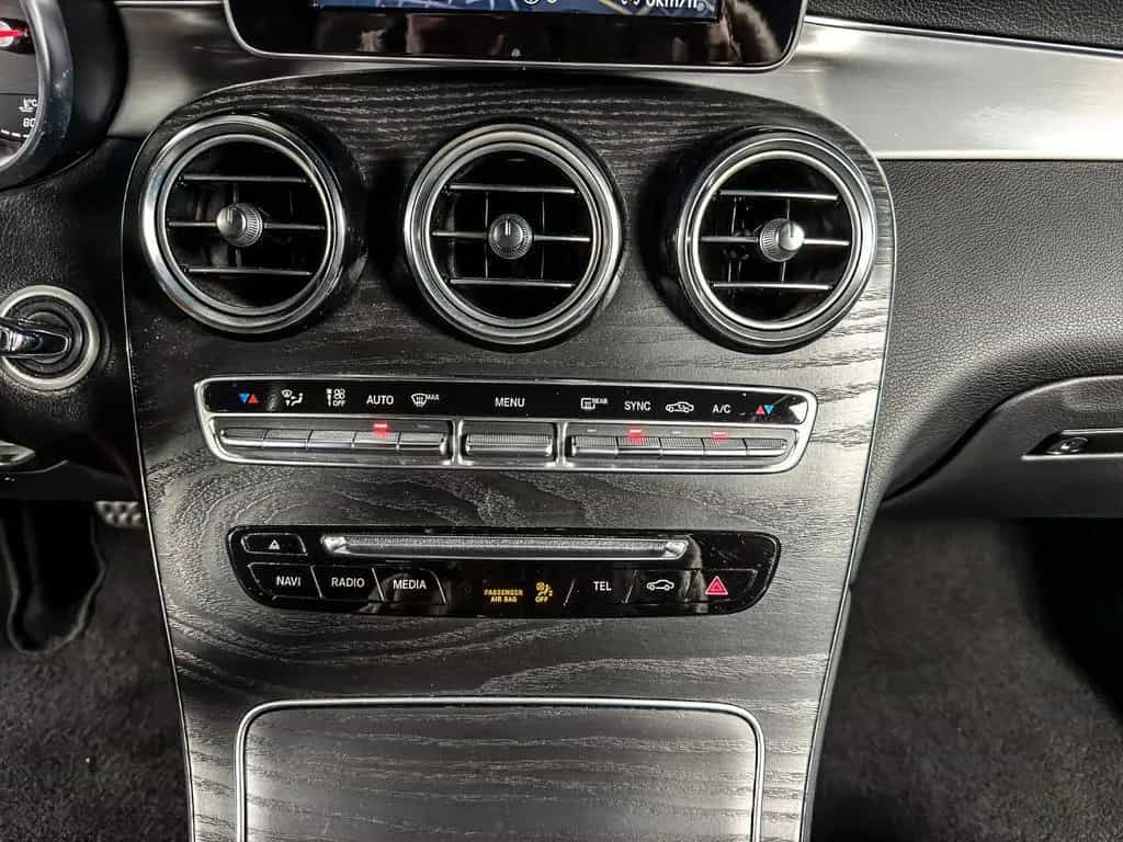 Mercedes-Benz GLC-Class 250 4Matic*AMG*PANORAMA*BURMESTER*APPLE CARP 05/2018-photo-16