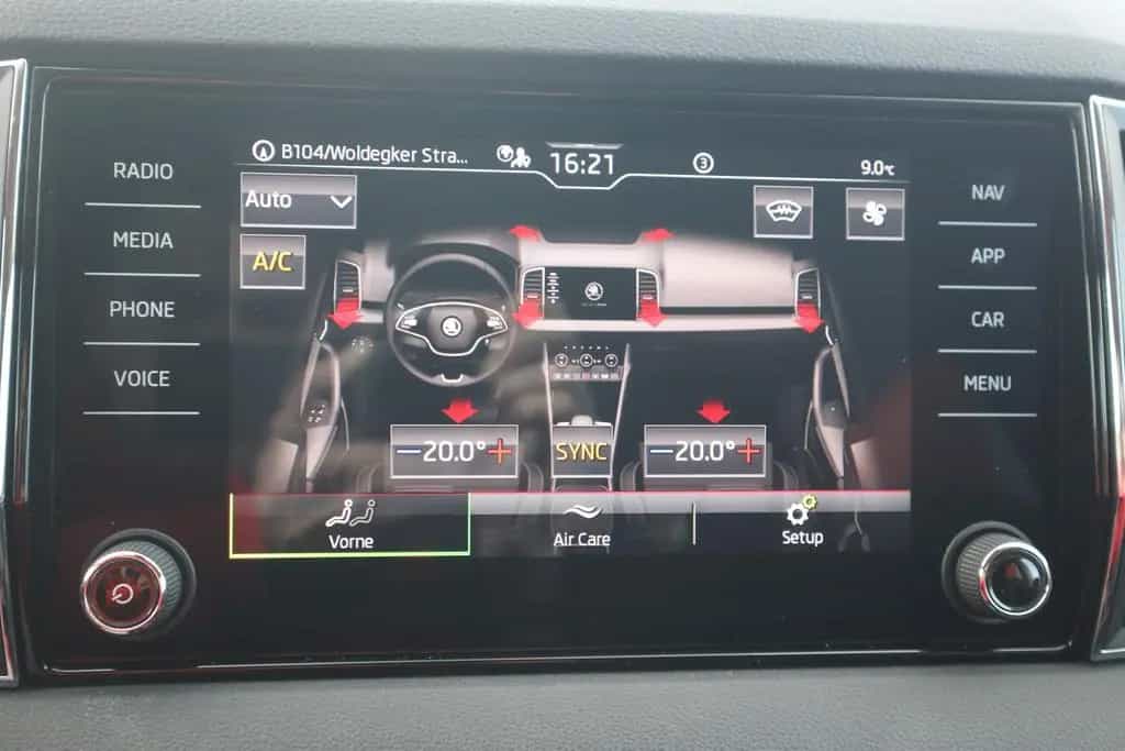Skoda Karoq 1.5 TSI Tour DSG LED Navi ACC Sitzheizung 10/2022-photo-24