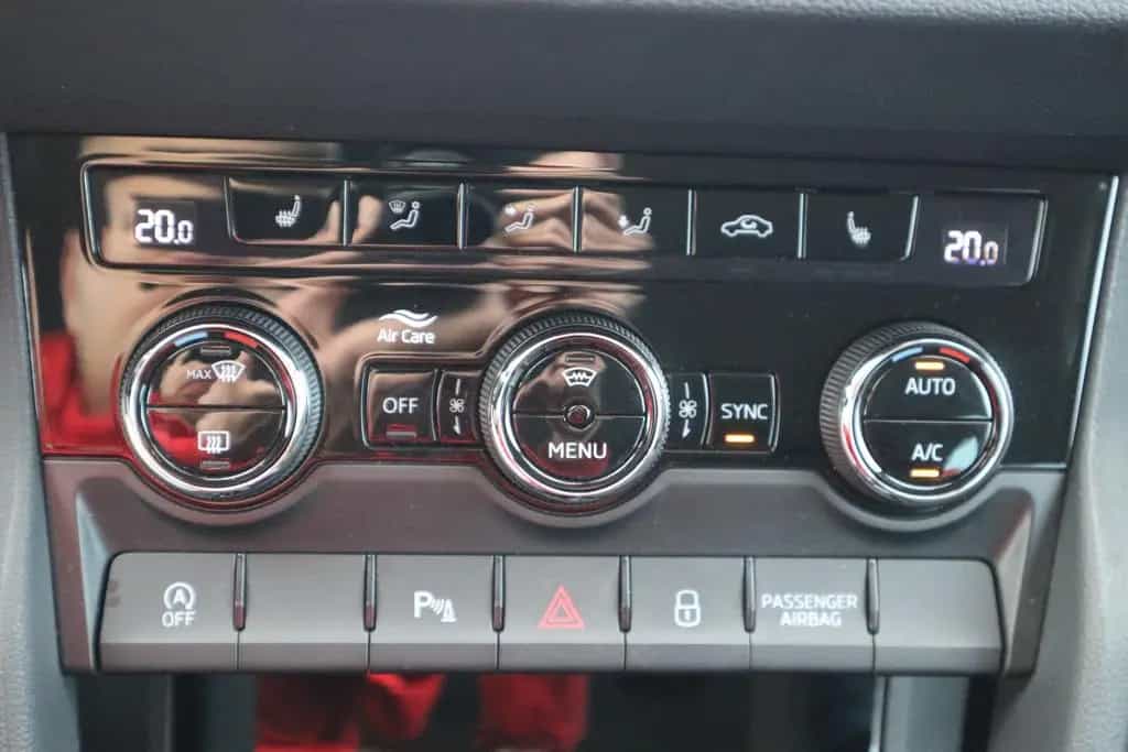 Skoda Karoq 1.5 TSI Tour DSG LED Navi ACC Sitzheizung 10/2022-photo-27