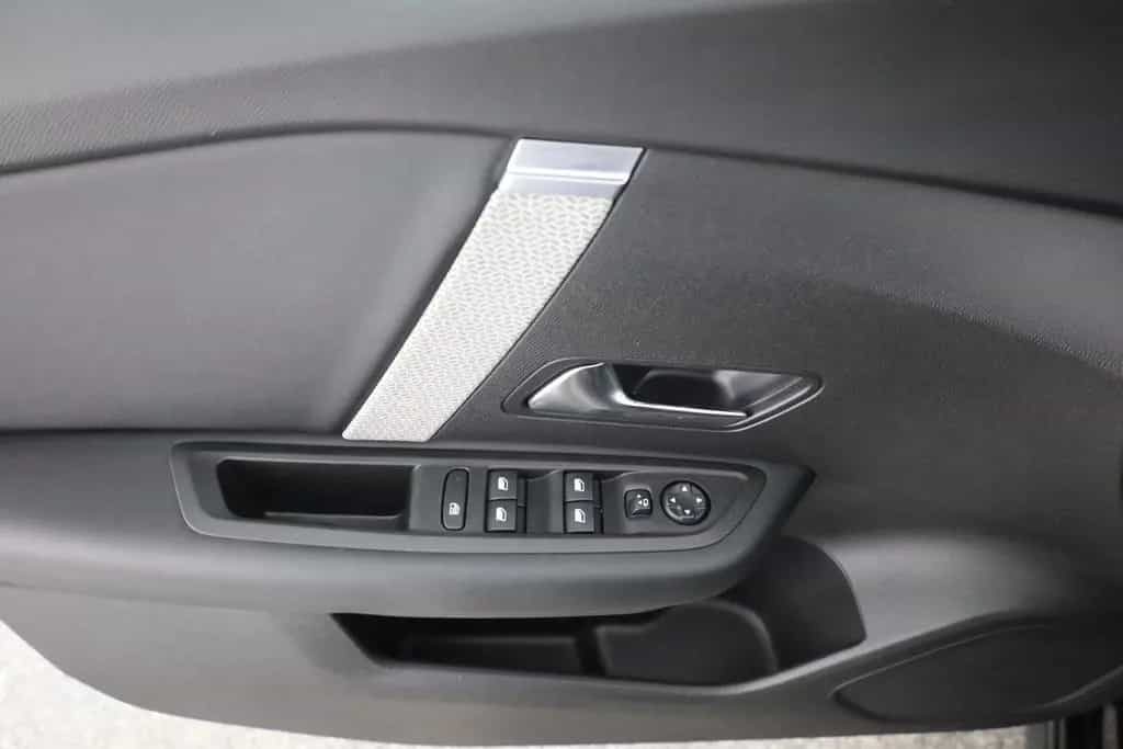 Citroën C4 PureTech 130 Aut. LED ACC Navi Pano 360° 05/2024-photo-20