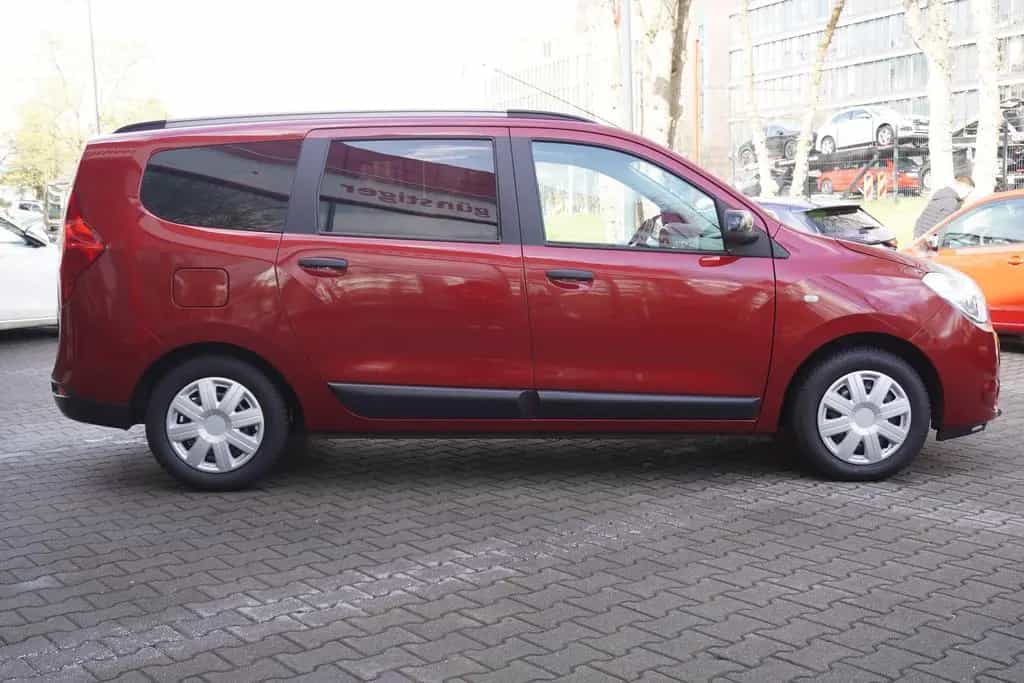 Dacia Lodgy 1.6 SCe Comfort Tempomat AHK PDC Klima USB 06/2019-photo-4