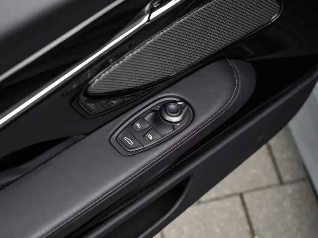 Aston Martin DB12 V8 Volante null-photo-29