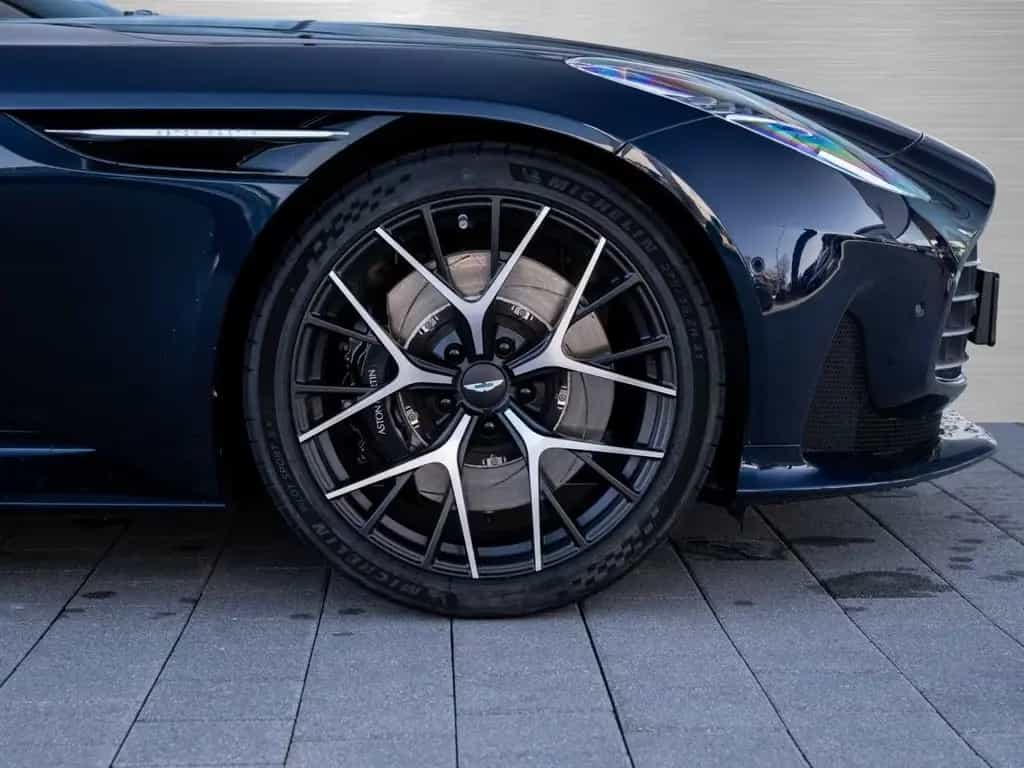 Aston Martin DB12 V8 Coupe null-photo-3