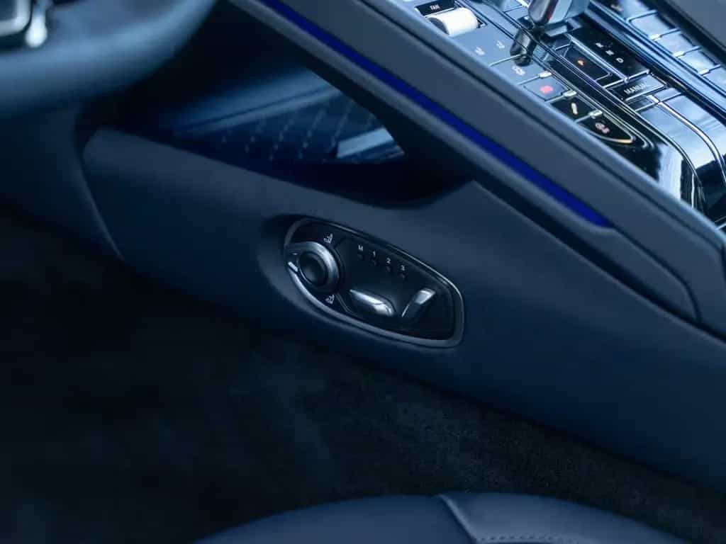 Aston Martin DB12 V8 Coupe null-photo-30