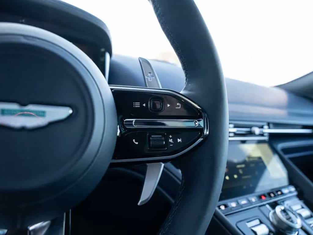Aston Martin DB12 V8 Coupe null-photo-31