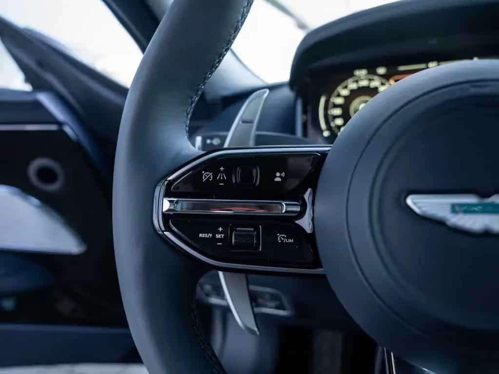 Aston Martin DB12 V8 Coupe null-photo-32