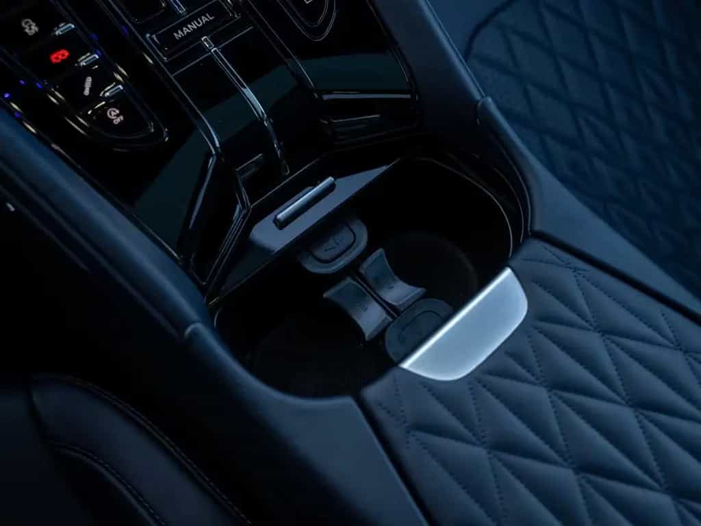 Aston Martin DB12 V8 Coupe null-photo-33