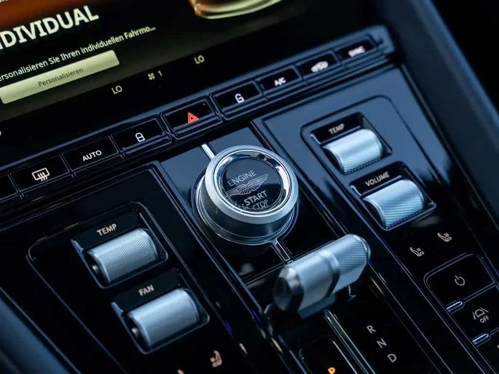 Aston Martin DB12 V8 Coupe null-photo-35