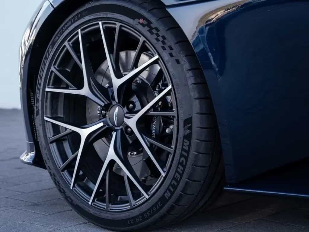 Aston Martin DB12 V8 Coupe null-photo-39