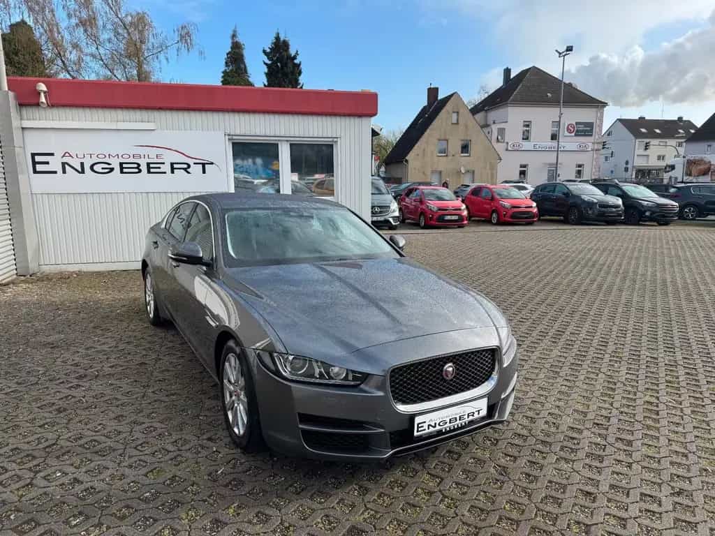 Jaguar XE 2,0L Automatik Pure Benzin*Navi*AWR*Garantie* 07/2019-photo-0