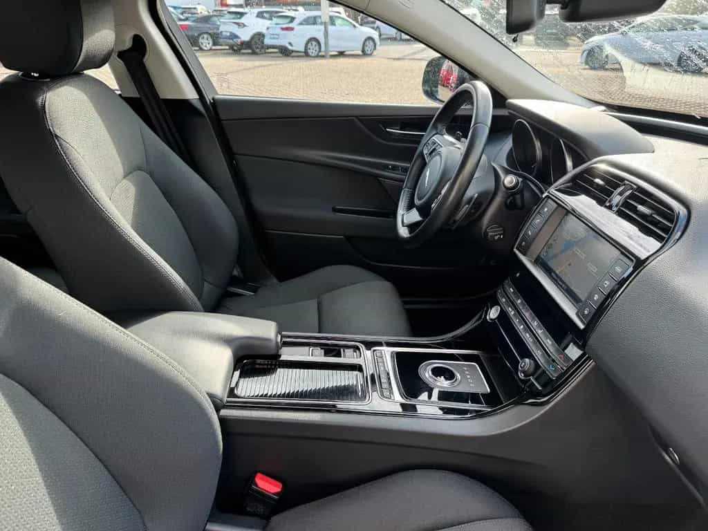 Jaguar XE 2,0L Automatik Pure Benzin*Navi*AWR*Garantie* 07/2019-photo-11