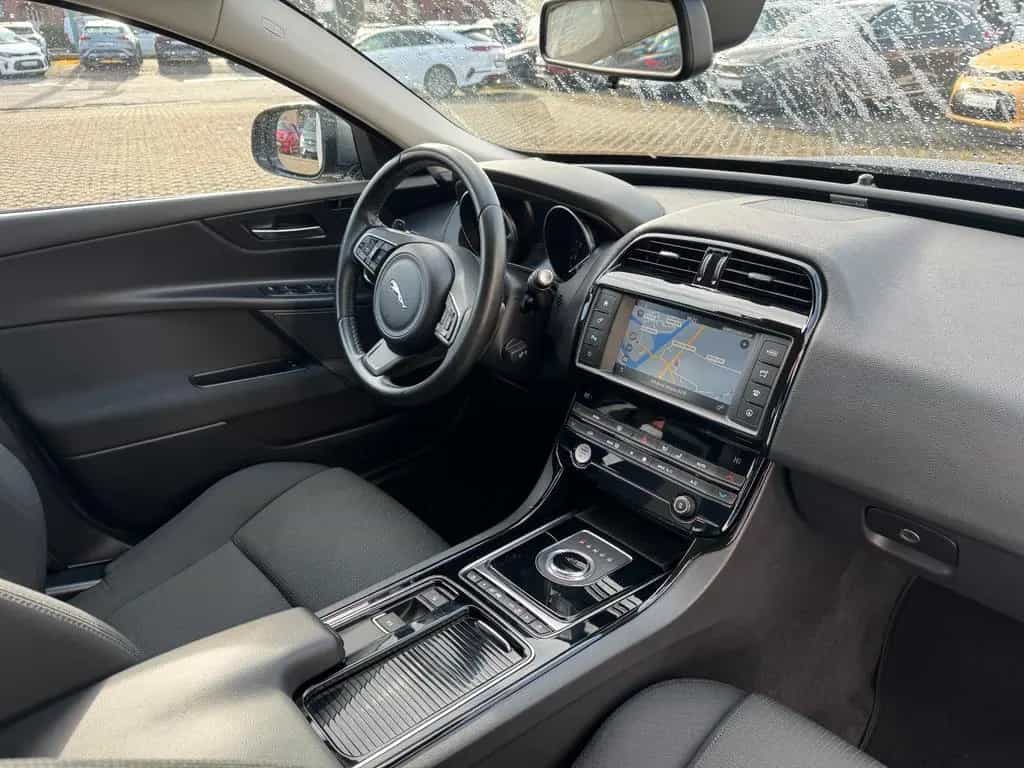 Jaguar XE 2,0L Automatik Pure Benzin*Navi*AWR*Garantie* 07/2019-photo-12