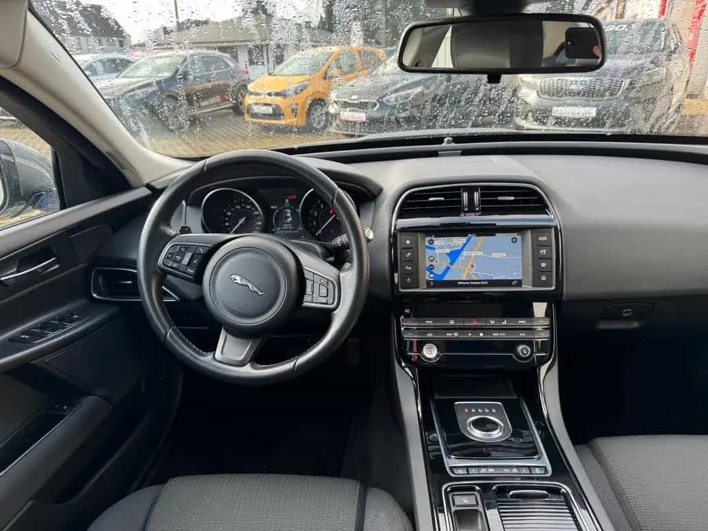 Jaguar XE 2,0L Automatik Pure Benzin*Navi*AWR*Garantie* 07/2019-photo-14