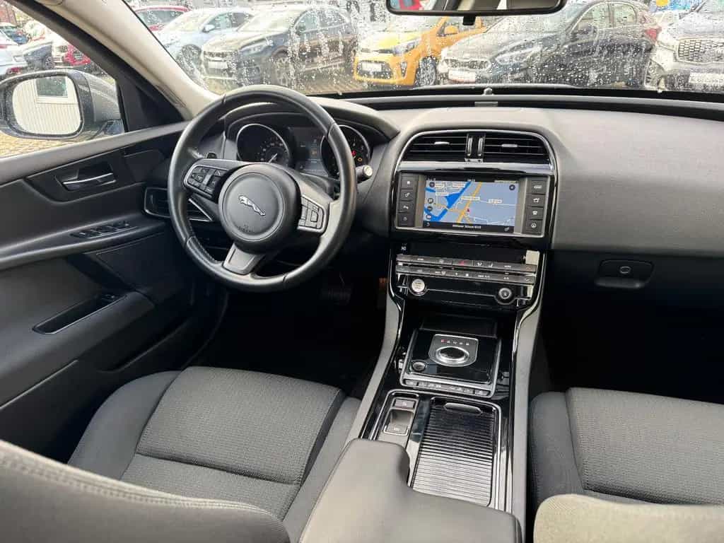Jaguar XE 2,0L Automatik Pure Benzin*Navi*AWR*Garantie* 07/2019-photo-15