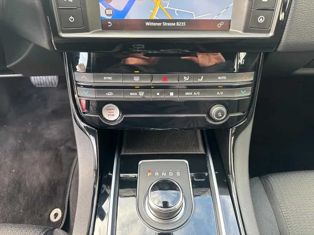 Jaguar XE 2,0L Automatik Pure Benzin*Navi*AWR*Garantie* 07/2019-photo-29