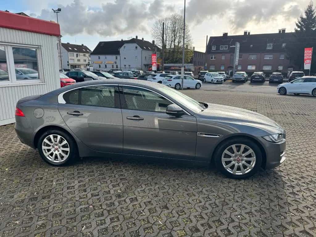 Jaguar XE 2,0L Automatik Pure Benzin*Navi*AWR*Garantie* 07/2019-photo-7