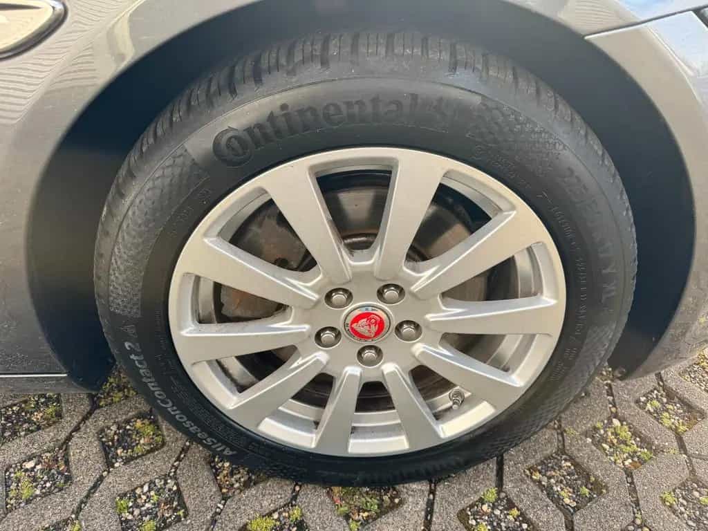 Jaguar XE 2,0L Automatik Pure Benzin*Navi*AWR*Garantie* 07/2019-photo-9