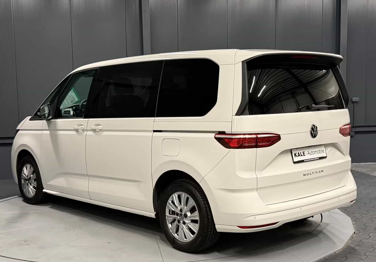 Volkswagen Transporter Multivan 11/2022-photo-2