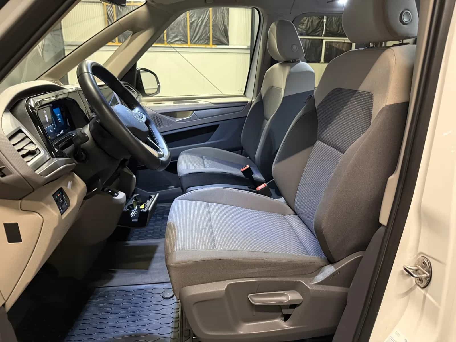 Volkswagen Transporter Multivan 11/2022-photo-25