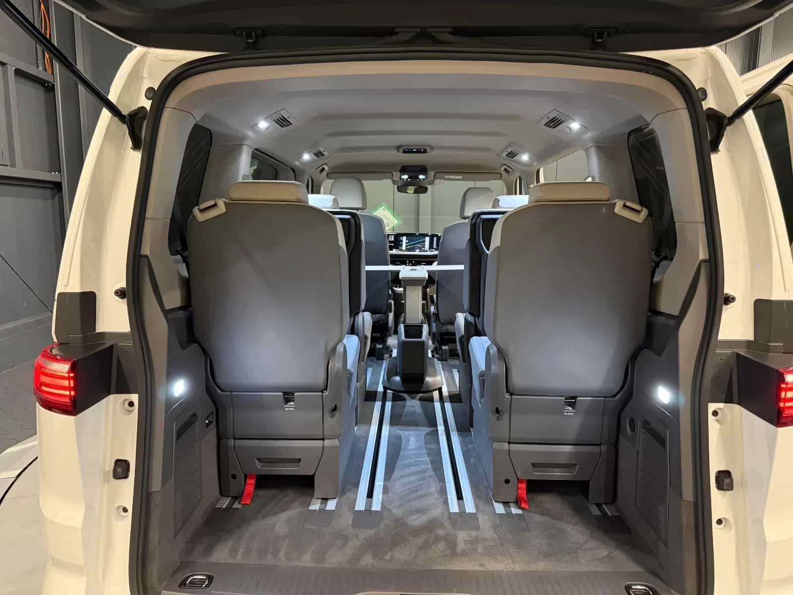 Volkswagen Transporter Multivan 11/2022-photo-29