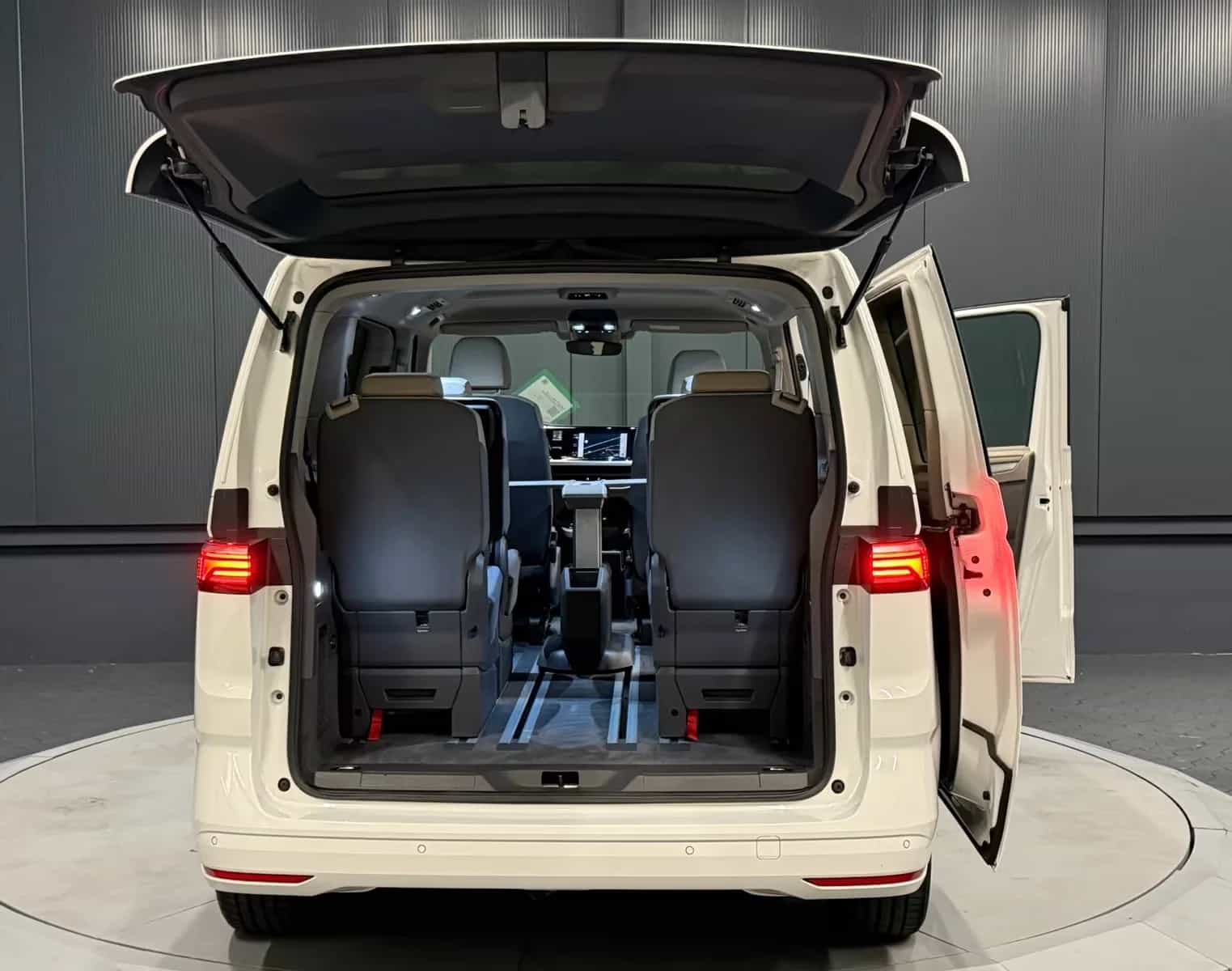 Volkswagen Transporter Multivan 11/2022-photo-4