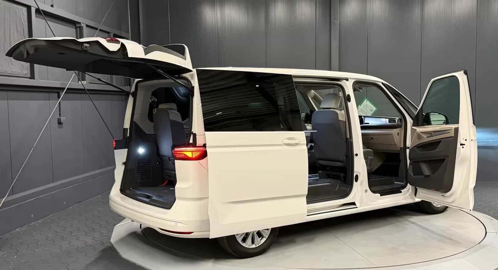 Volkswagen Transporter Multivan 11/2022-photo-5