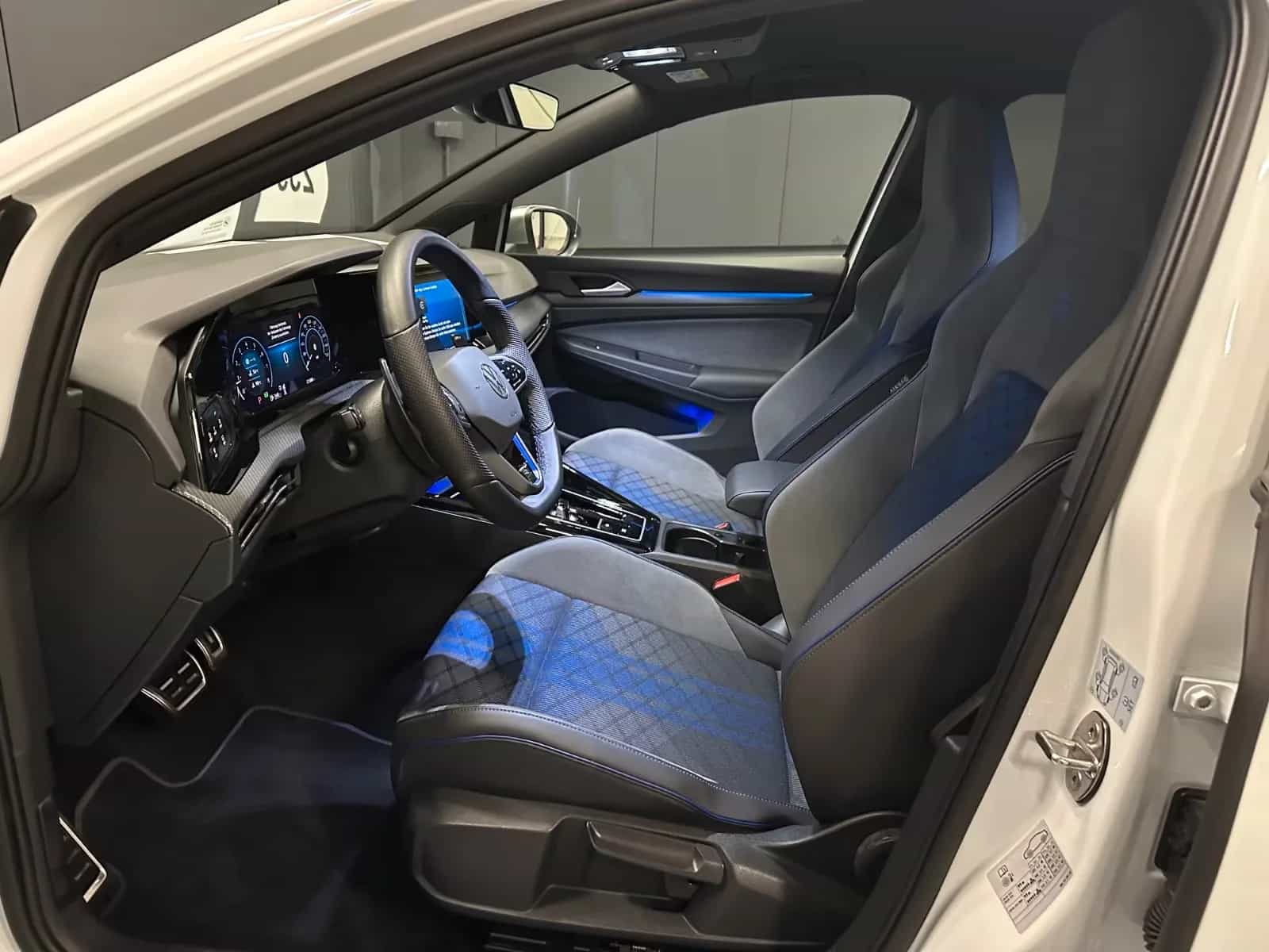 Volkswagen Golf 09/2023-photo-13