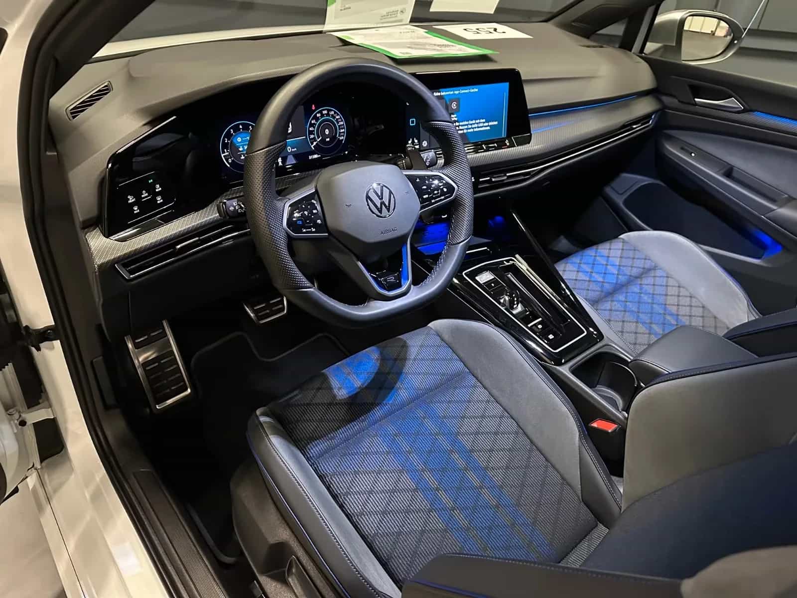 Volkswagen Golf 09/2023-photo-14