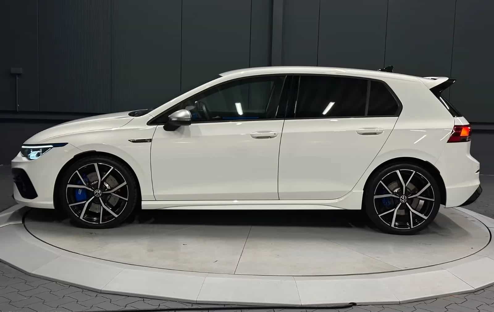 Volkswagen Golf 09/2023-photo-2