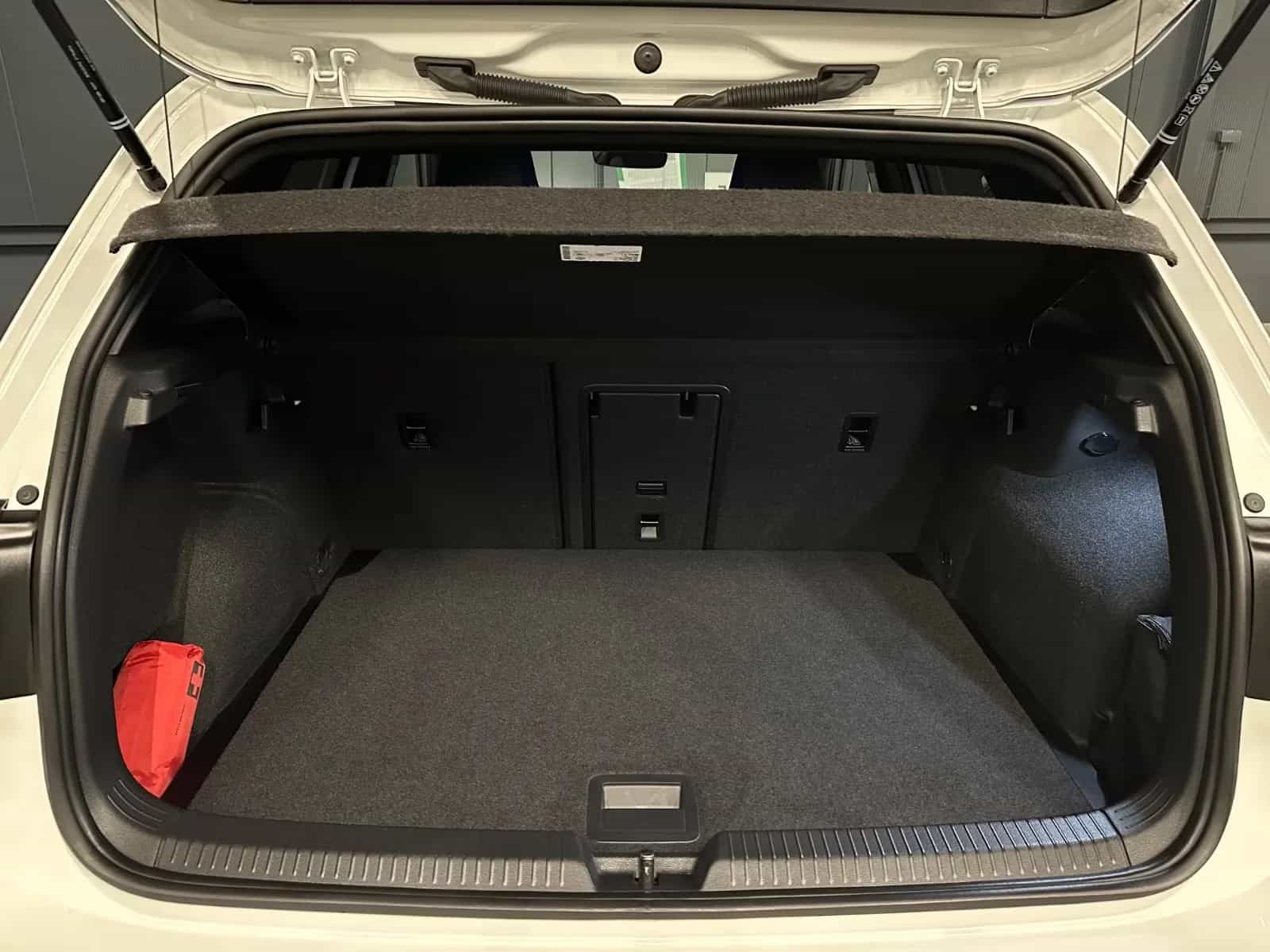 Volkswagen Golf 09/2023-photo-28