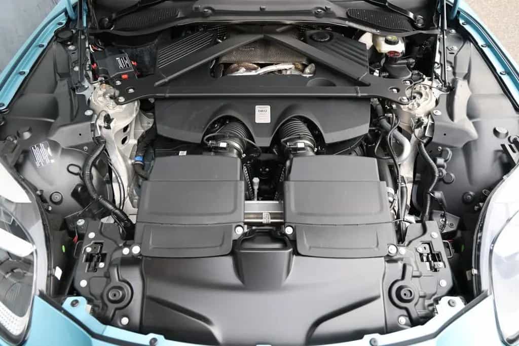 Aston Martin DB12 Volante 1. Hand 07/2024-photo-11