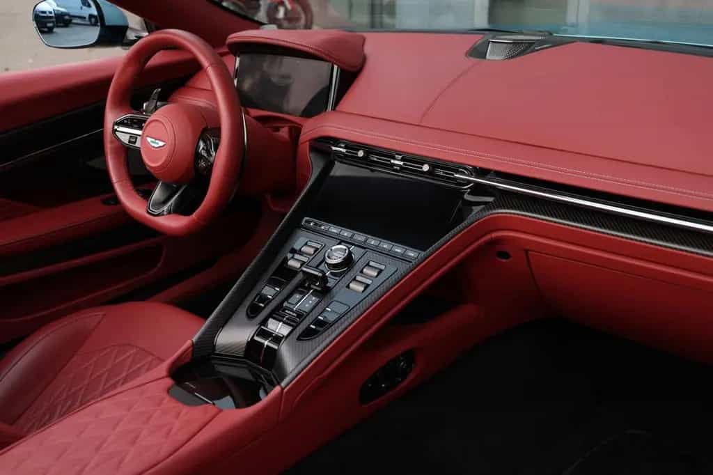 Aston Martin DB12 Volante 1. Hand 07/2024-photo-18
