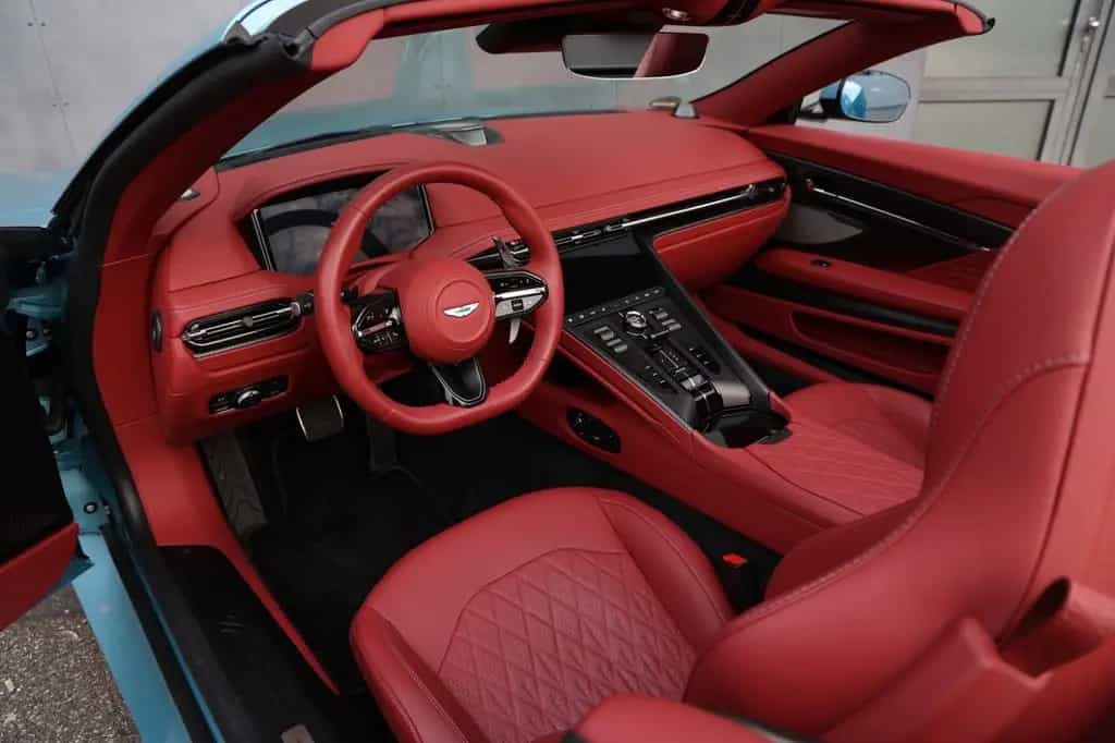 Aston Martin DB12 Volante 1. Hand 07/2024-photo-3
