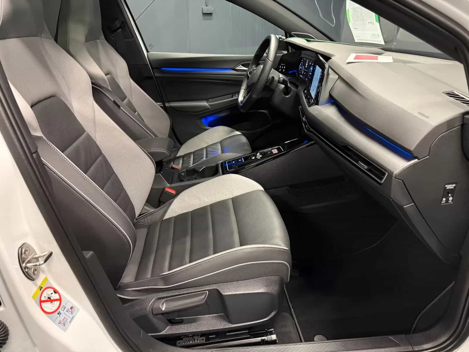Volkswagen Golf 12/2023-photo-11