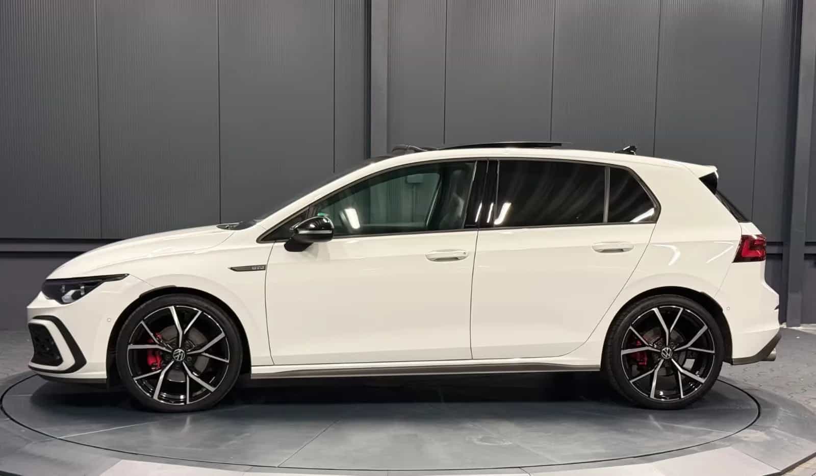 Volkswagen Golf 12/2023-photo-2
