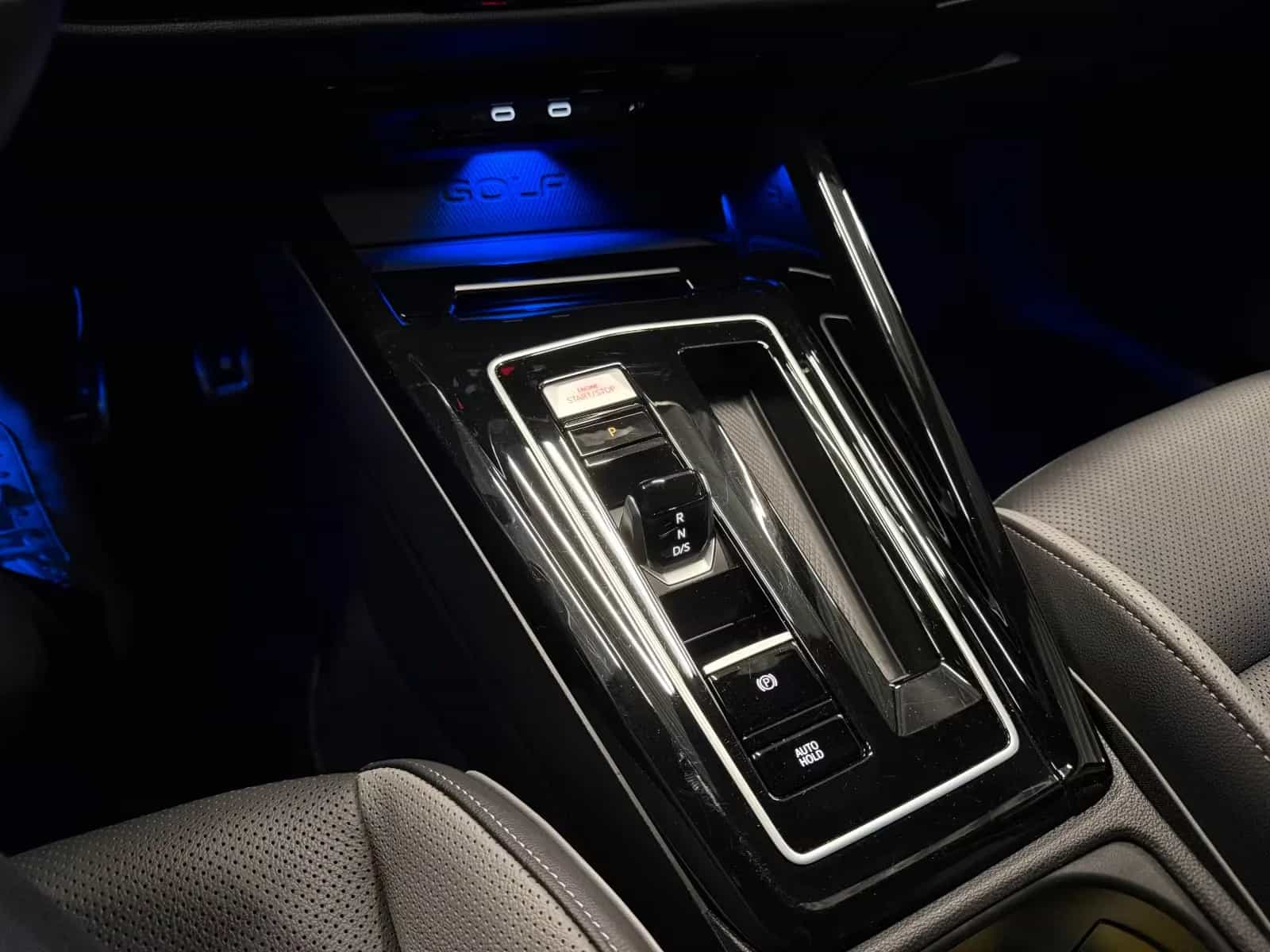 Volkswagen Golf 12/2023-photo-24