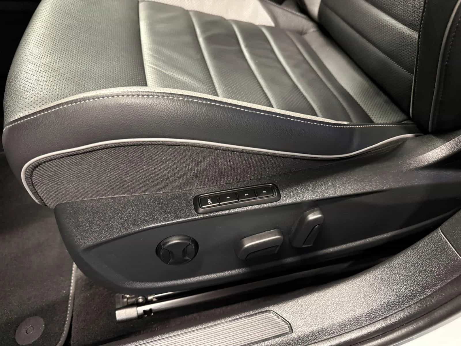 Volkswagen Golf 12/2023-photo-29