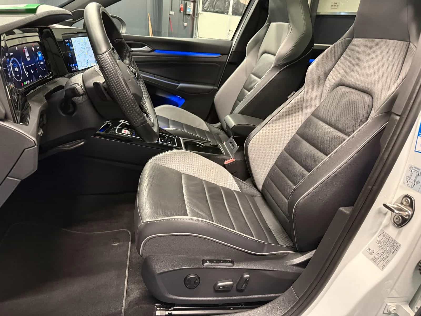 Volkswagen Golf 12/2023-photo-30