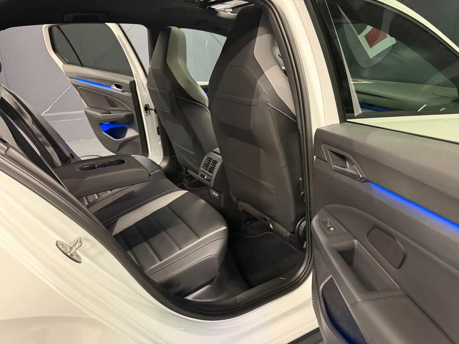 Volkswagen Golf 12/2023-photo-31