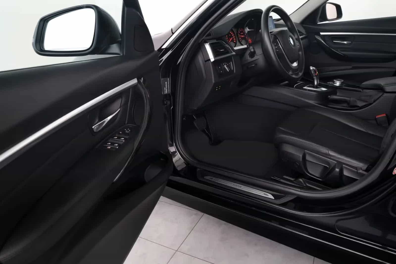 BMW 3 Series 10/2018-photo-12