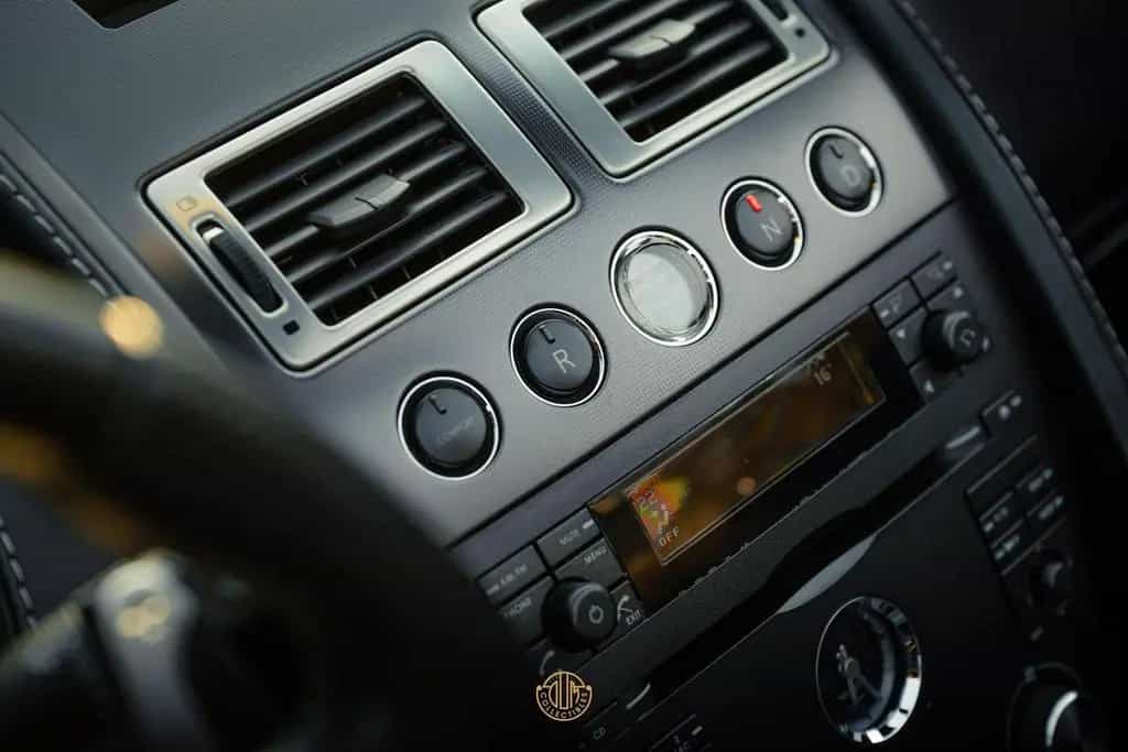 Aston Martin V8 Vantage Roadster 4.3 09/2007-photo-29