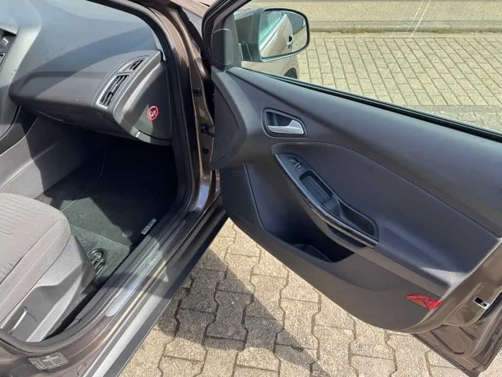 Ford Focus Lim. Titanium 02/2016-photo-24