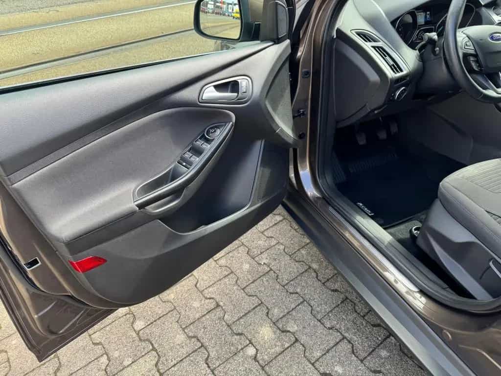 Ford Focus Lim. Titanium 02/2016-photo-6