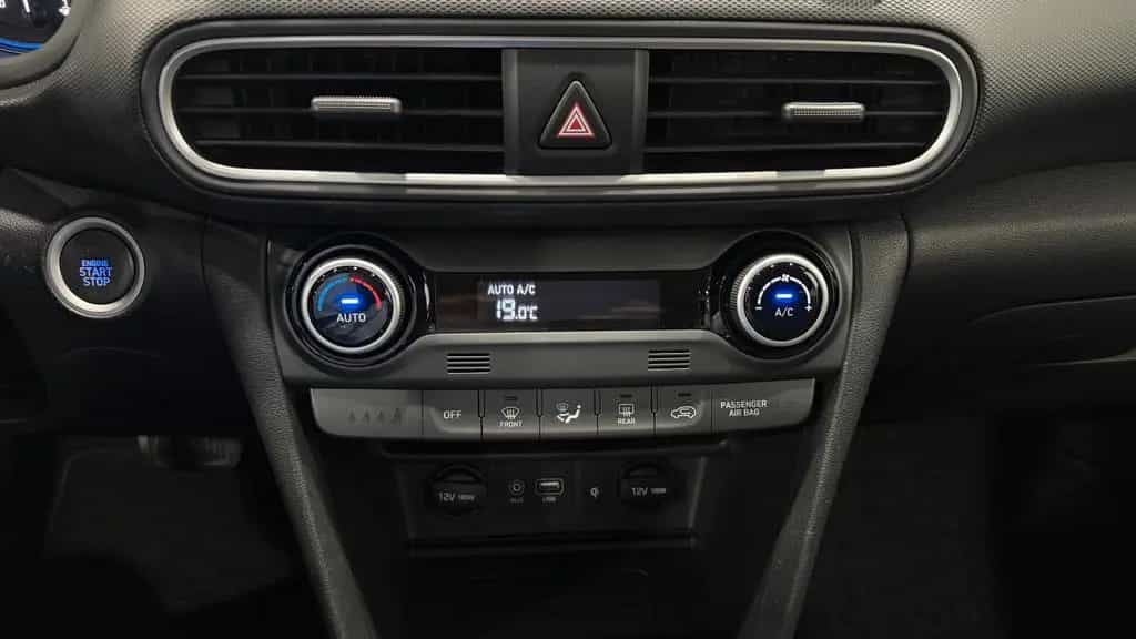 Hyundai Kona Premium 4WD/HuD/RFK/Leder/KeyLess/CarPlay 05/2018-photo-25
