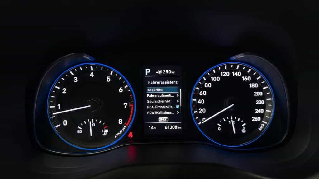 Hyundai Kona Premium 4WD/HuD/RFK/Leder/KeyLess/CarPlay 05/2018-photo-32